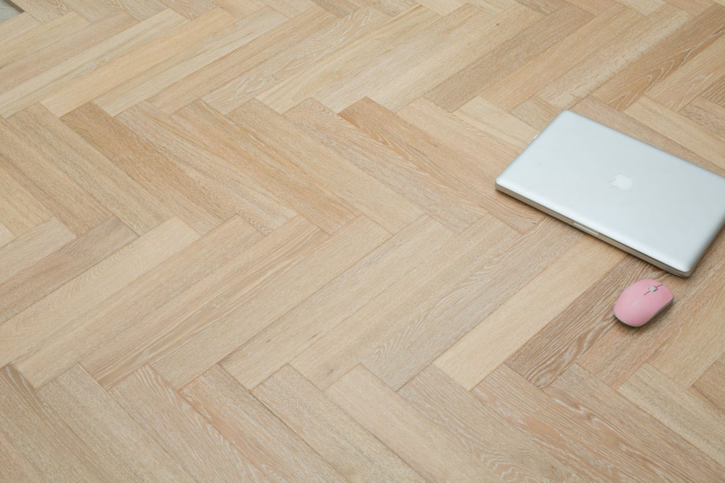 plancher en chêne blanc texturé pour des projets commerciaux