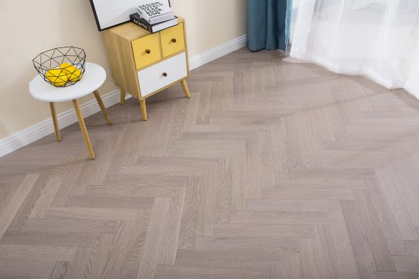 Suelo de roble gris minimalista para proyectos arquitectónicos. Tono neutral, construcción robusta y fácil mantenimiento