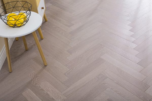 Roble gris cepillado con un grano táctil sutil. Combina el carácter de la madera natural con un acabado gris contemporáneo