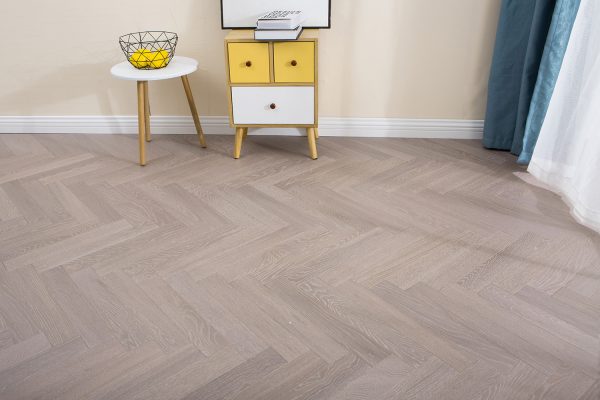 Suelo de roble gris texturado para espacios comerciales modernos. Durable, elegante y diseñado para áreas de alto tráfico