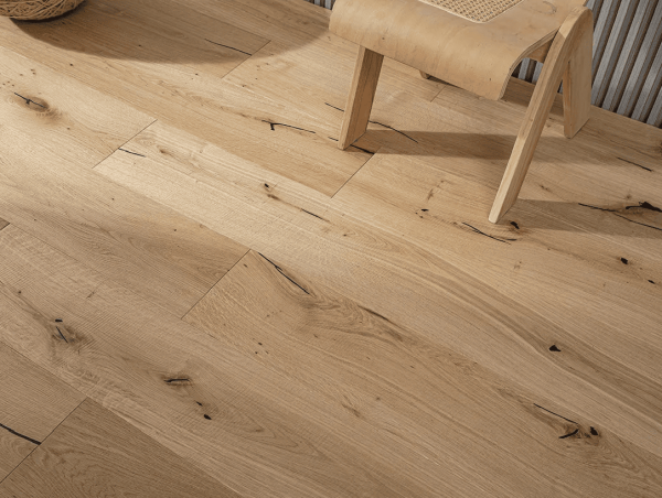 Obtenga el aspecto de roble crudo y sin tratar con el rendimiento de la madera de ingeniería. Diseñado específicamente para la estabilidad sobre sistemas de calefacción por suelo, perfecto para arquitectos y constructores.