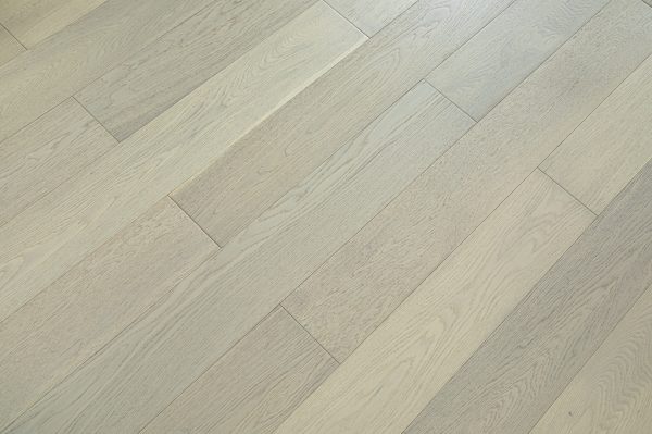 plancher en bois de couleur claire