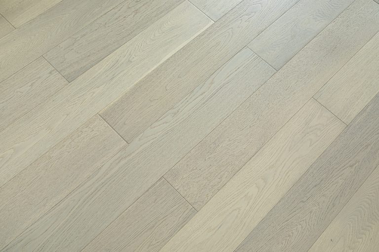 plancher en bois de couleur claire