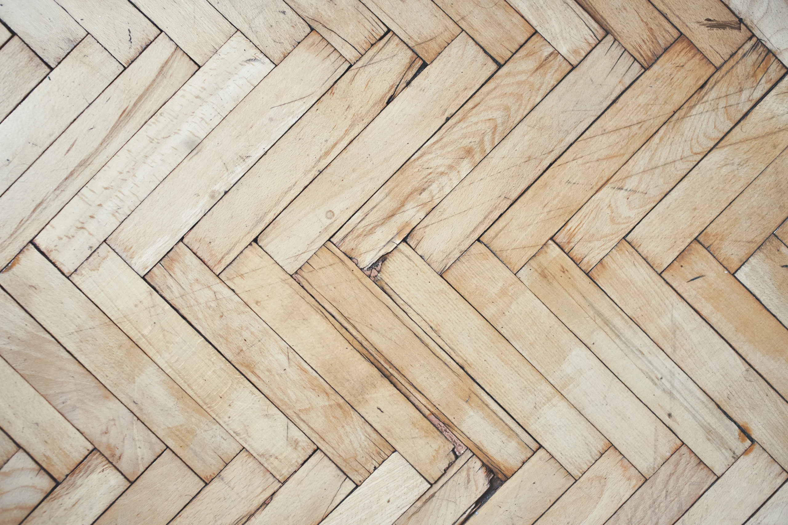 1-vista-viejo-pavimento-parquet-de-madera-cepillada-desgastada-hecho-de-muchos-cuadros-patrón-espiga