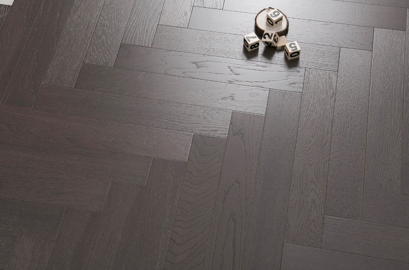 Suelo de herringbone cepillado marrón