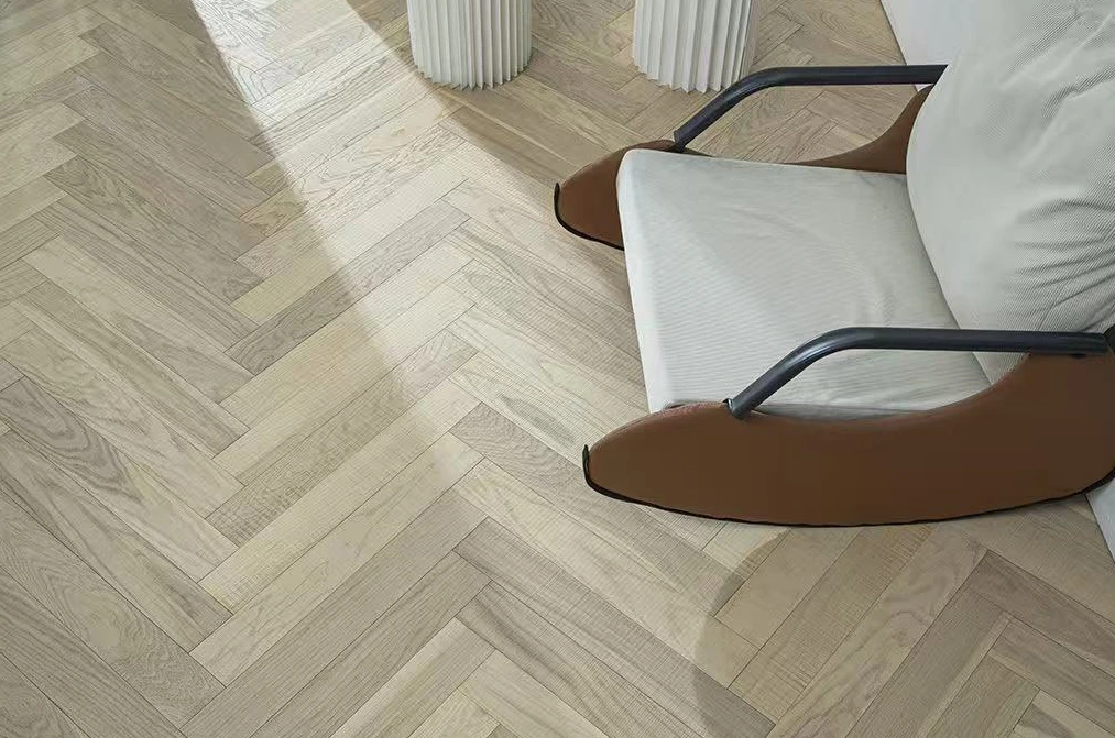 Light-colored serrated pattern Herringbone flooring